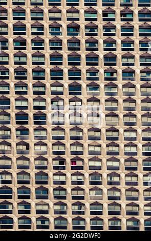 Il sole splende sulla facciata di una casa a Parigi Foto Stock