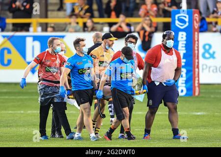 Alex Foster (17) di Castleford Tigers è stretched off Foto Stock