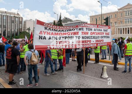 Bandiera dell'Unione dei costruttori durante lo sciopero generale ad Atene, contro la legge sul lavoro del govenerimento conservatore che abolisce molti diritti del lavoro. Foto Stock