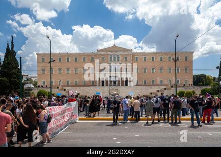 I lavoratori dell'Unione metallurgica e marittima hanno protestato durante lo sciopero generale ad Atene, in Grecia, di fronte al Parlamento greco. Foto Stock