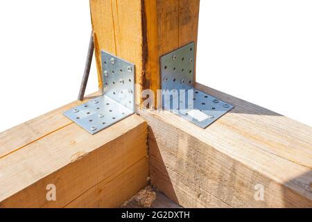 Piastra di montaggio angolare in acciaio per la giunzione di strutture in legno su bianco sfondo Foto Stock