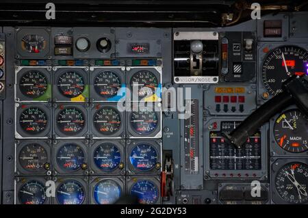 Il quadro strumenti Concorde e i comandi di volo del British Airways Concorde Supersonic Passenger Jet in mostra all'Intrepid Sea Air and Space Museum Foto Stock