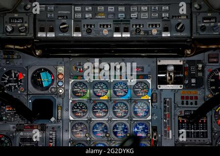 Il quadro strumenti Concorde e i comandi di volo del British Airways Concorde Supersonic Passenger Jet in mostra all'Intrepid Sea Air and Space Museum Foto Stock