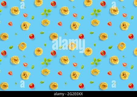 Pop art sfondo dalle tagliatelle di pasta italiana. Pasta cruda fettuccine pop art sfondo, piatto. Pasta italiana al nido crudo isolata in blu Foto Stock
