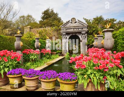 I giardini di Arundel Castle, Arundel, West Sussex, durante l'annuale Festival dei tulipani Foto Stock