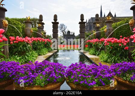 I giardini di Arundel Castle, Arundel, West Sussex, durante l'annuale Festival dei tulipani Foto Stock