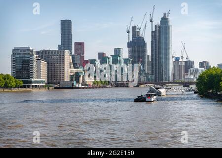 Paesaggio urbano e lavori di sviluppo a Vauxhall, visto dal Lambeth Bridge sul Tamigi a Londra UK Foto Stock