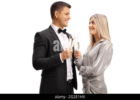 Giovane uomo e donna che tiene bicchieri di spumante e si guarda l'un l'altro isolato su sfondo bianco Foto Stock