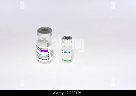 Flaconcino multidose di vaccino di Covid-19 AstraZeneca con la dose di vaccino di Sinopharm COVID-19 che sono due vaccini usati a livello internazionale Foto Stock