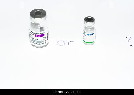 Flaconcino multidose di vaccino di Covid-19 AstraZeneca con la dose di vaccino di Sinopharm COVID-19 che sono due vaccini usati a livello internazionale Foto Stock