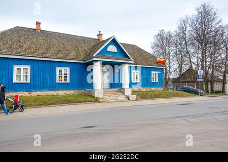 Trakai, Lituania - 16 febbraio 2020: Il vecchio edificio dell'ufficio postale a Trakai, nella contea di Vilnius, Lituania. Foto Stock