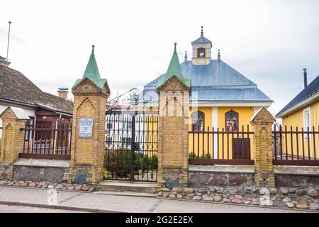 Trakai, Lituania - 16 febbraio 2020: Il kenesa Karaim. Karaim kenesa di Trakai è una sinagoga in legno con cupola interna. Foto Stock