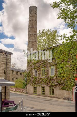 Hebden Bridge Mill and Chimney, classificato di grado II, ora convertito in un punto vendita al dettaglio. Hebden Bridge, West Yorkshire, Regno Unito Foto Stock