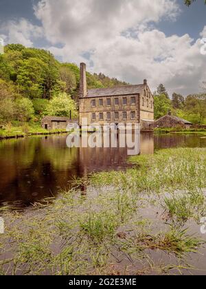 Gibson Mill, un ex mulino di cotone in Hardcastle Crags, boscosa Pennine valle in West Yorkshire, Inghilterra. Ora un'attrazione per visitatori fuori rete. Foto Stock