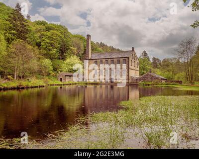 Gibson Mill, un ex mulino di cotone in Hardcastle Crags, boscosa Pennine valle in West Yorkshire, Inghilterra. Ora un'attrazione per visitatori fuori rete. Foto Stock