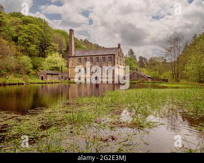 Gibson Mill, un ex mulino di cotone in Hardcastle Crags, boscosa Pennine valle in West Yorkshire, Inghilterra. Ora un'attrazione per visitatori fuori rete. Foto Stock