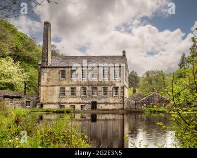 Gibson Mill, un ex mulino di cotone in Hardcastle Crags, boscosa Pennine valle in West Yorkshire, Inghilterra. Ora un'attrazione per visitatori fuori rete. Foto Stock