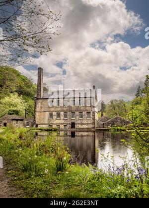 Gibson Mill, un ex mulino di cotone in Hardcastle Crags, boscosa Pennine valle in West Yorkshire, Inghilterra. Ora un'attrazione per visitatori fuori rete. Foto Stock