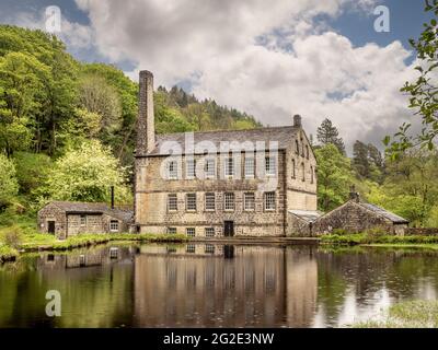 Gibson Mill, un ex mulino di cotone in Hardcastle Crags, boscosa Pennine valle in West Yorkshire, Inghilterra. Ora un'attrazione per visitatori fuori rete. Foto Stock