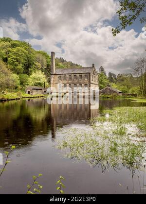 Gibson Mill, un ex mulino di cotone in Hardcastle Crags, boscosa Pennine valle in West Yorkshire, Inghilterra. Ora un'attrazione per visitatori fuori rete. Foto Stock