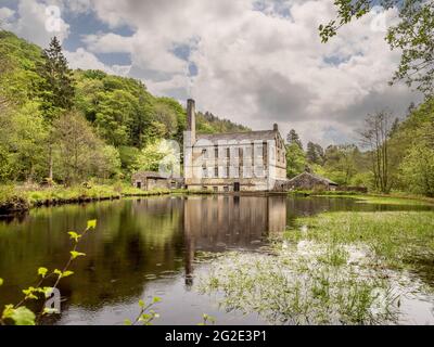 Gibson Mill, un ex mulino di cotone in Hardcastle Crags, boscosa Pennine valle in West Yorkshire, Inghilterra. Ora un'attrazione per visitatori fuori rete. Foto Stock