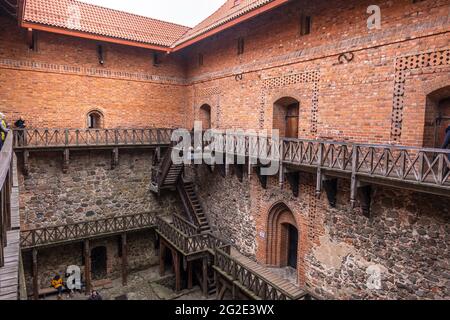 Trakai, Lituania - 16 febbraio 2020: Ricostruito cortile del castello dell'isola di Trakai costruito di pietra e mattoni. Il Castello di Trakai è uno dei più popolati Foto Stock