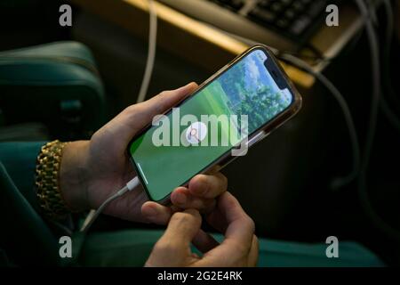 Il dottor Lai Ching Lung ha visto giocare il suo gioco preferito Pokemon Go sul suo cellulare. Esperto di fegato parlato e professore di medicina Lai Ching Lung ha appena rinnovato il suo contratto presso l'Università di Hong Kong. Voci che dicono che l'università non può rinnovare il suo contratto come un purga politicamente outspoked studioso Lai 73-year-old, in particolare per la sua esibizione in una cabina per sostenere uno sciopero da parte di lavoratori ospedalieri che chiede che tutti i confini con la terraferma siano chiusi durante l'epidemia di coronavirus, anche se non era andato su colpire se stesso. (Foto di Dominic Chiu/SOPA Images/Sipa USA) Foto Stock