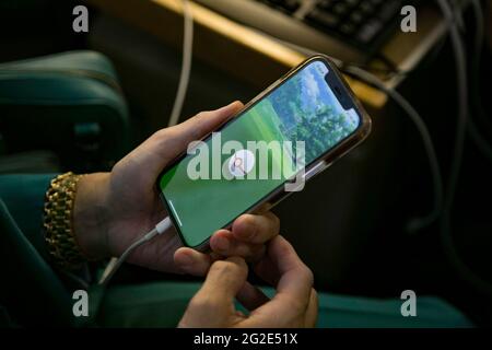 8 giugno 2021, Hong Kong, Cina: Il dottor Lai Ching Lung ha visto giocare il suo gioco preferito Pokemon Go sul suo cellulare.esperto di fegato parlato e professore di medicina Lai Ching Lung ha appena rinnovato il suo contratto dall'Università di Hong Kong. Voci che dicono che l'università non può rinnovare il suo contratto come un purga politicamente outspoked studioso Lai 73-year-old, in particolare per la sua esibizione in una cabina per sostenere uno sciopero da parte di lavoratori ospedalieri che chiede che tutti i confini con la terraferma siano chiusi durante l'epidemia di coronavirus, anche se non era andato su colpire se stesso. (Credit Image: © Dominic Chiu/S. Foto Stock