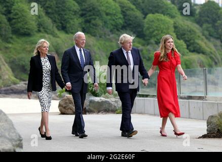 (210610) -- FALMOUTH (GRAN BRETAGNA), 10 giugno 2021 (Xinhua) -- il primo ministro britannico Boris Johnson (2° R) e sua moglie Carrie Symonds (1° R) camminano con il presidente degli Stati Uniti Joe Biden (2° L) e sua moglie Jill Biden (1° L) a Carbis Bay, Cornovaglia, Gran Bretagna, il 10 giugno 2021. Giovedì Boris Johnson e Joe Biden hanno accettato di lavorare per riprendere i viaggi tra i due paesi e hanno firmato una nuova carta atlantica, in vista del vertice del Gruppo dei sette (G7). (Andrew Parsons/No 10 Downing Street/Handout via Xinhua) Credit: Xinhua/Alamy Live News Foto Stock