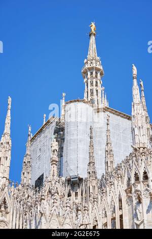 Vista dal fondo dell'edificio del Duomo durante il processo di ricostruzione, ristrutturazione della facciata dell'edificio. Milano, Italia Foto Stock