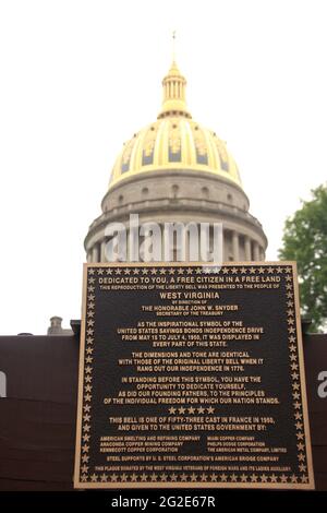 Charleston, West Virginia, Stati Uniti. Targa informativa sulla riproduzione della Campana della libertà esposta sui terreni del Campidoglio. Foto Stock