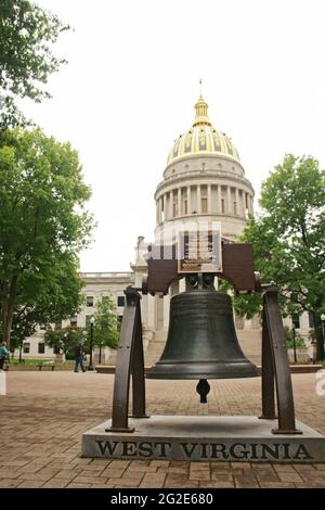 Charleston, West Virginia, Stati Uniti. Il Campidoglio del West Virginia, con una riproduzione della Liberty Bell, simbolo dell'indipendenza, esposta sul terreno. Foto Stock