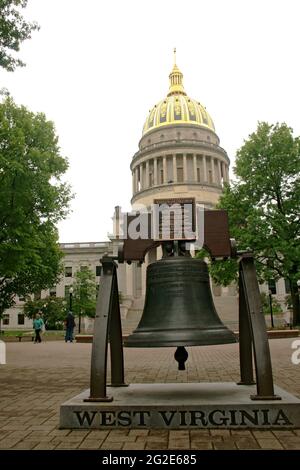 Charleston, West Virginia, Stati Uniti. Il Campidoglio del West Virginia, con una riproduzione della Liberty Bell, simbolo dell'indipendenza, esposta sul terreno. Foto Stock