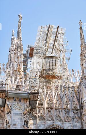 Vista dal fondo dell'edificio del Duomo durante il processo di ricostruzione, ristrutturazione della facciata dell'edificio. Milano, Italia Foto Stock