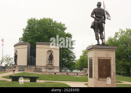 Charleston, West Virginia, Stati Uniti. West Virginia Veterans Memorial. Visto qui, un tributo alle eroi femminili e ai caduti nella prima guerra mondiale e la guerra coreana Foto Stock