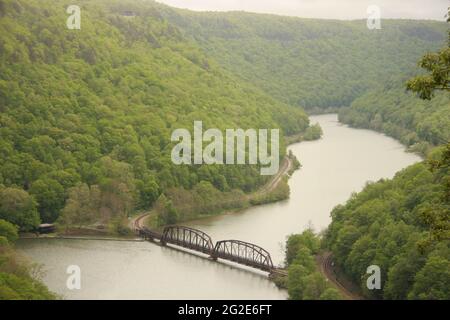 Vista panoramica sul New River, vista dall'Hawks Nest state Park, West Virginia, USA Foto Stock