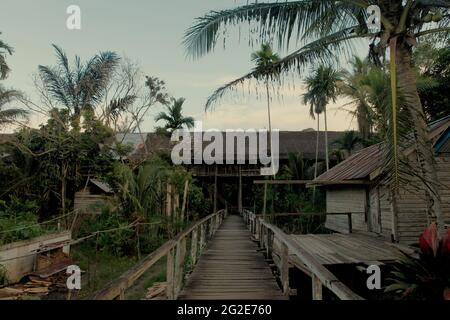 Sungai Uluk Palin, Kapuas Hulu, Kalimantan occidentale, Indonesia. Nov 21, 2011. La solitudine della comunità tradizionale di Dayak Tamambaloh. Foto Stock