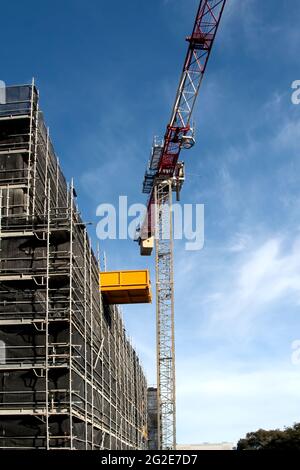 2 maggio 2021. Aggiornamento dei lavori di costruzione Foto dal lato orientale dell'edificio. Ora lavorando agli ultimi piani di nuove unità abitative al 56-58 Beane St. Foto Stock