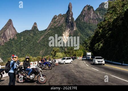 Area di riposo del punto di osservazione Soberbo sulla strada Rio-Teresopolis con Escalavrado, Our Lady Finger, God's Finger e Cabeca de Peixe picchi sul retro. Foto Stock