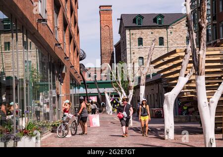 TORONTO, CANADA - 06 05 2021: Torontoniani che godono di tempo soleggiato e di sollevamento del soggiorno in ordine di casa nel quartiere storico di Toronto Foto Stock