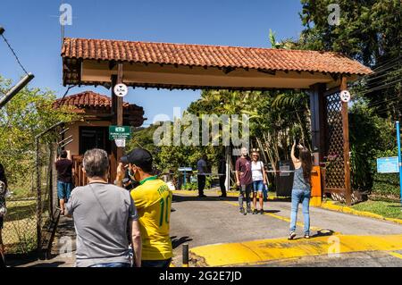 Il cancello d'ingresso e la cabina di sicurezza del complesso calcistico Granja Comary, la sede centrale e il centro di allenamento principale della squadra di calcio del Brasile. Foto Stock