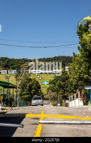 Vista della strada di accesso che conduce al complesso calcistico Granja Comary, sede centrale e centro di allenamento principale della squadra di calcio del Brasile. Foto Stock