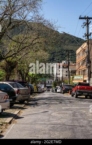 Vista delle strade di piazza Higino da Silveira con molte auto parcheggiate su entrambi i lati sotto il cielo azzurro soleggiato nel distretto di Alto. Foto Stock