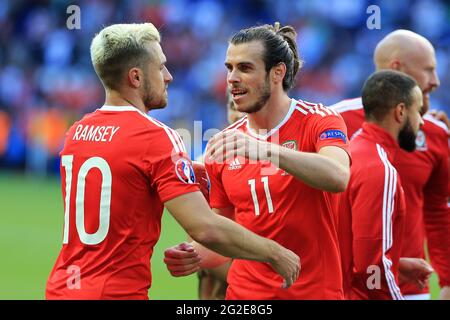 Gareth Bale of Wales (11) festeggia con Aaron Ramsey of Wales dopo il gioco. Galles contro Irlanda del Nord, UEFA Euro 2016 ultimi 16 match al Parc des Foto Stock