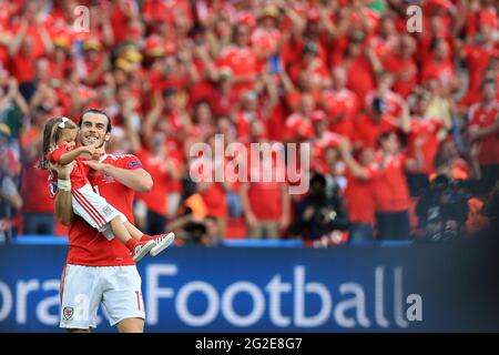 Gareth Bale del Galles con la sua giovane figlia dopo il gioco. Galles / Irlanda del Nord, UEFA Euro 2016 ultimo match 16 al Parc des Princes di Parigi, Foto Stock