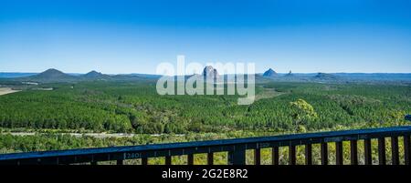 Vista panoramica delle Glass House Mountains da Wild Horse Mountain Lookout, Beerburrum state Forest, Sunshine Coast hinterland, Queensland, Australi Foto Stock