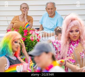 Collingswood, New Jersey, Stati Uniti. 10 Giugno 2021. ANNETTE VENEZIA, 80 (a sinistra), E GINO GIANNINI, 82, di Collingswood, New Jersey, guarda con stupore mentre le regine drag si preparano per la Haddon Township Pride Parade Giovedi nel centro di Collingswood. Credit: Jim Z. Rider/ZUMA Wire/Alamy Live News Foto Stock
