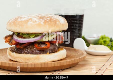 Gustoso Burger argentino con carne e chorizo. Foto Stock