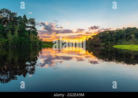 Tramonto nella foresta amazzonica con spazio per le copie. Bacino fluviale amazzonico situato in Brasile, Bolivia, Colombia, Ecuador, Guyana francese, Perù, Suriname, Venezuela. Foto Stock