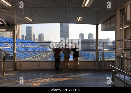 Tokyo, Giappone. 10 Giugno 2021. Tre ragazzi guardano al Parco Sportivo Urbano Ariake dalla stazione della metropolitana Ariake-tennis-no-mori. Il locale ospiterà gli eventi BMX e Skateboarding alle Olimpiadi di Tokyo 2020. (Foto di Stanislav Kogiku/SOPA Images/Sipa USA) Credit: Sipa USA/Alamy Live News Foto Stock